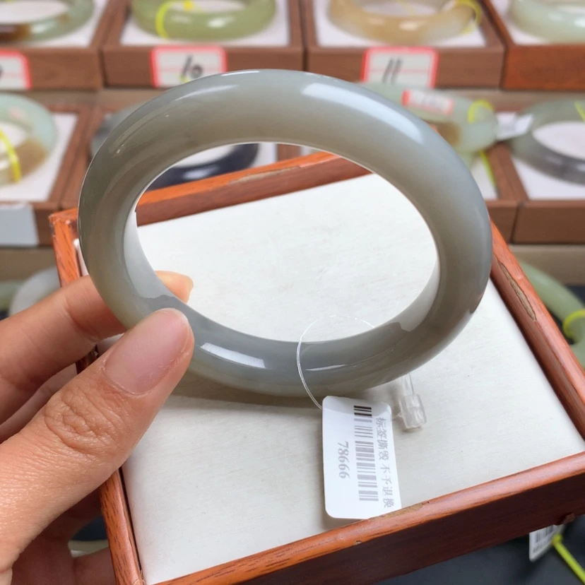 【闪购商品】和田玉手镯未镶嵌56