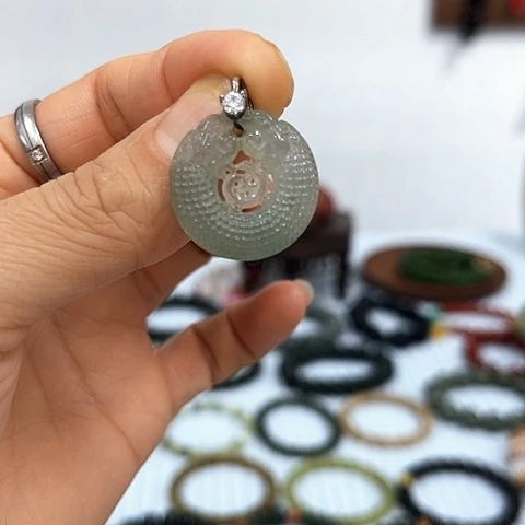 翡翠未镶嵌颈饰挂件