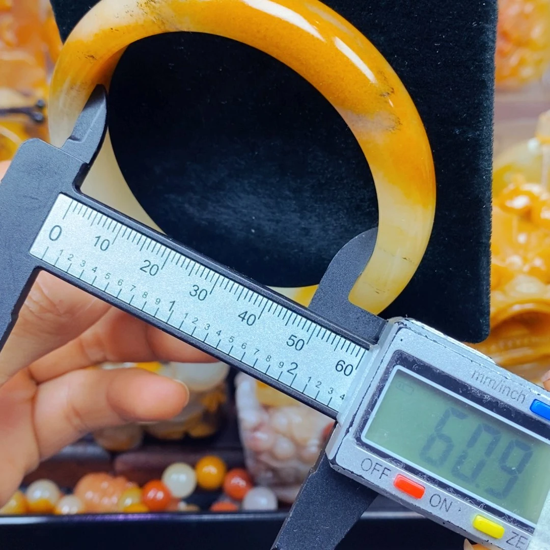 未镶嵌石英质玉（黄龙玉）颈饰