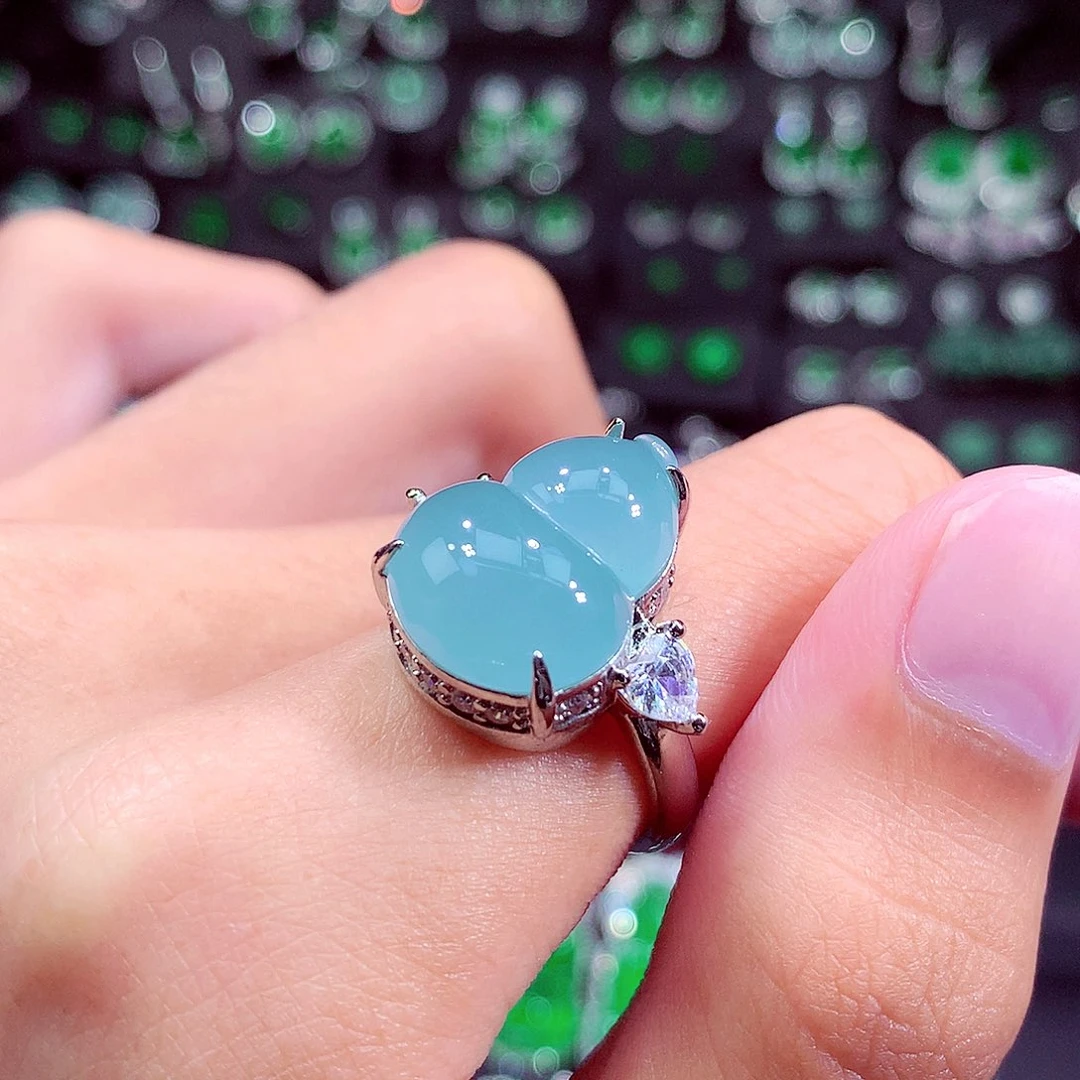 翡翠未镶嵌颈饰戒指