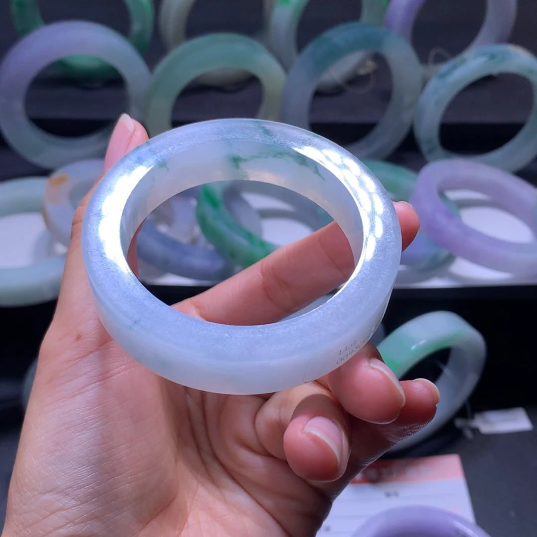 B***9定制翡翠未镶嵌翡翠手镯