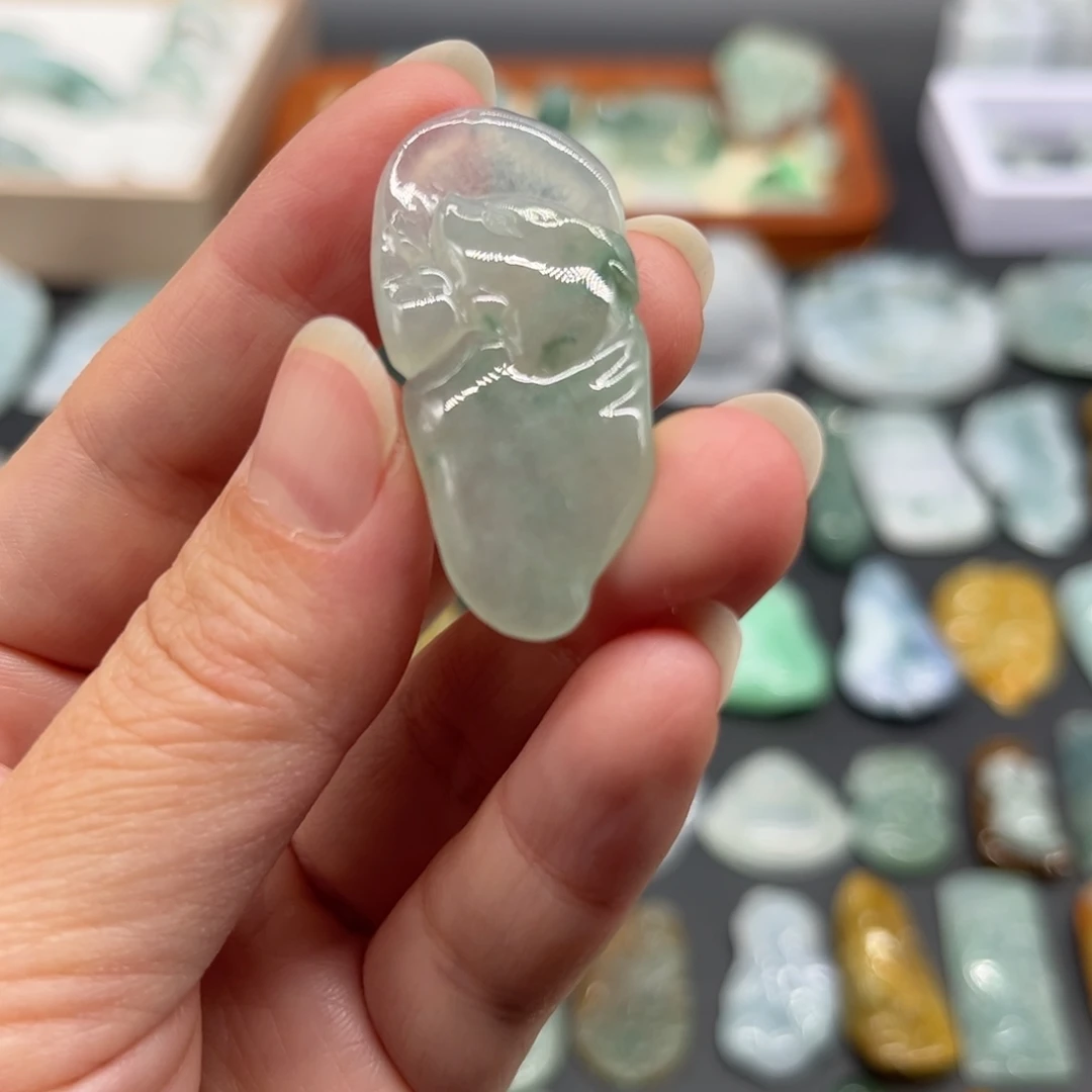 玖***熙翡翠未镶嵌颈饰海豚