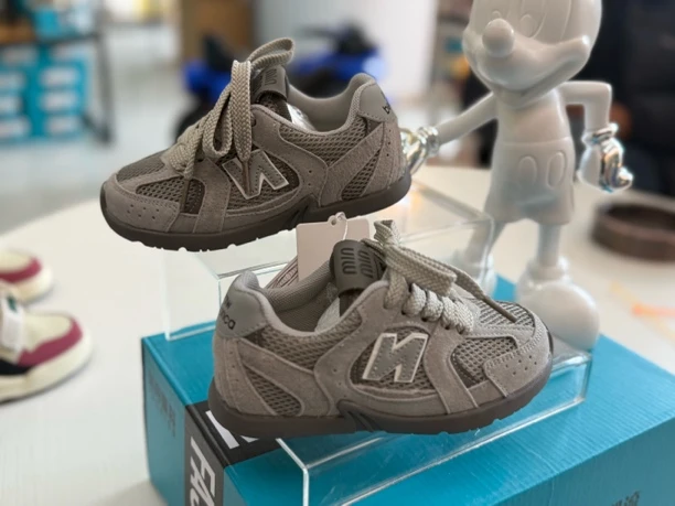 儿童运动极简鞋子