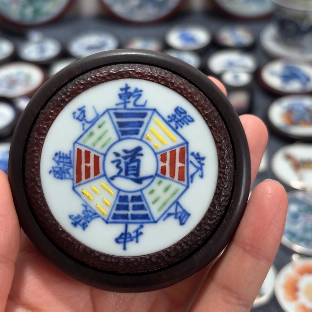 瓷片人****味八卦挂件一个