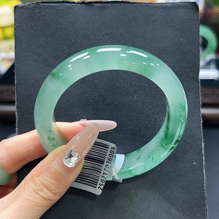 王***甜石英质玉（非洲翠）未镶嵌手镯