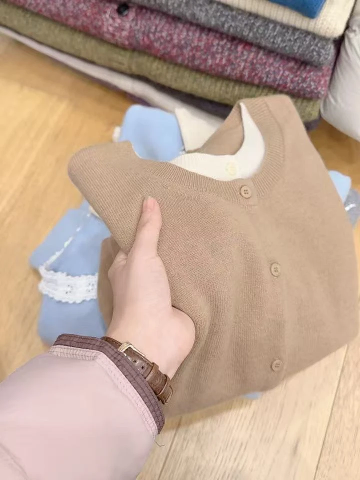 七言家巨好看  #卡其假两件撞色软糯毛衣开衫005