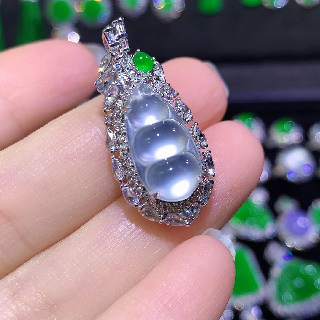 翡翠18K金镶嵌颈饰玻璃种极光福豆后盖可拆卸