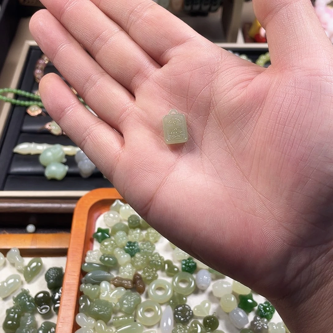 棠***卜和田玉未镶嵌手镯