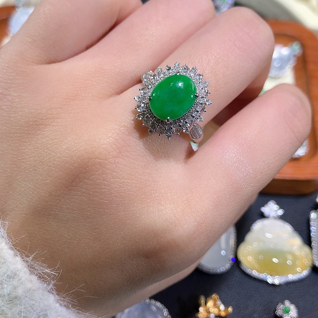 翡翠18K金镶嵌颈饰辣绿蛋面