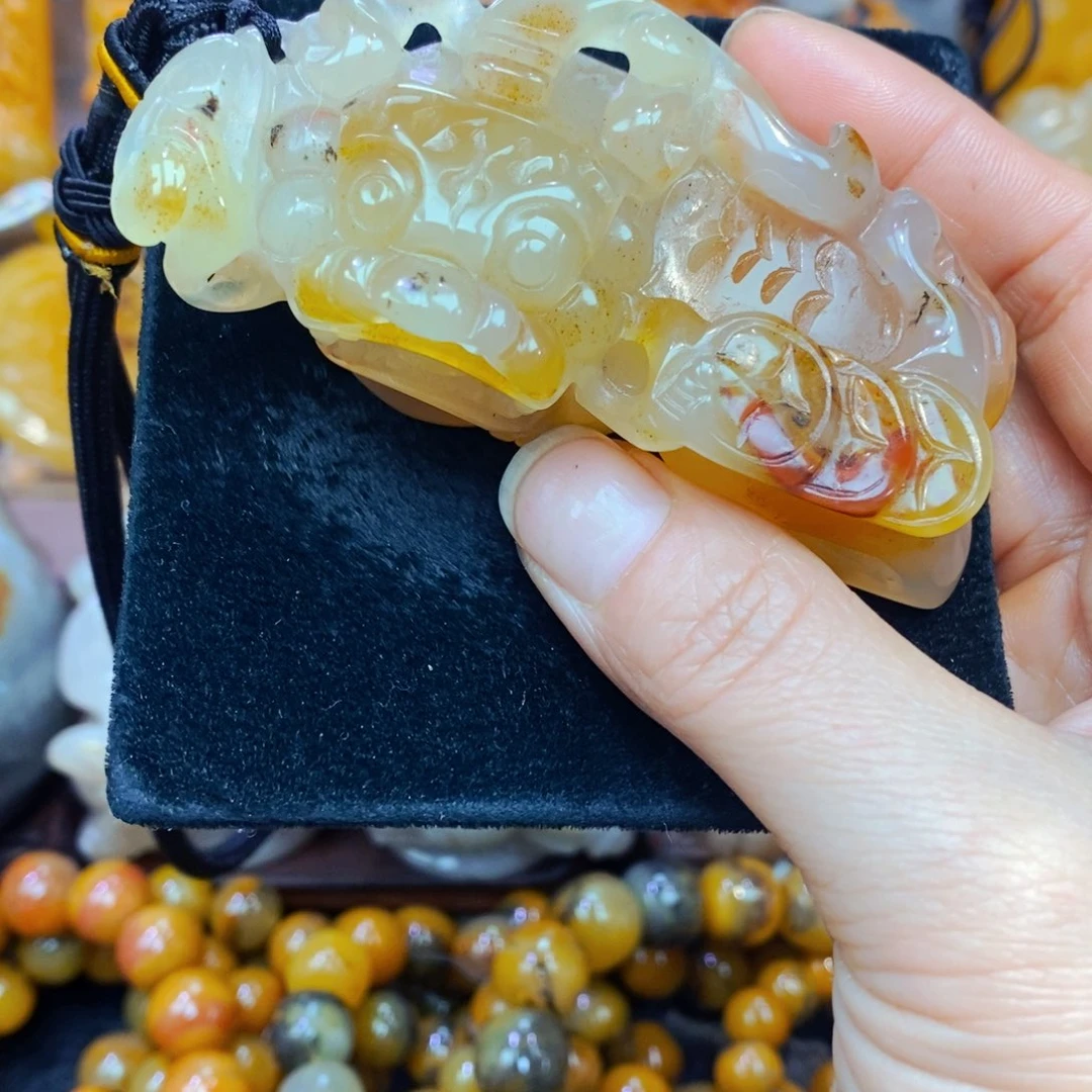 未镶嵌石英质玉（黄龙玉）颈饰