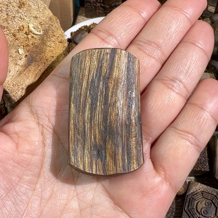 沉香沉香碎屑红棋楠沉香牌6.5克