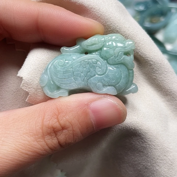 翡翠未镶嵌颈饰飞天貔貅