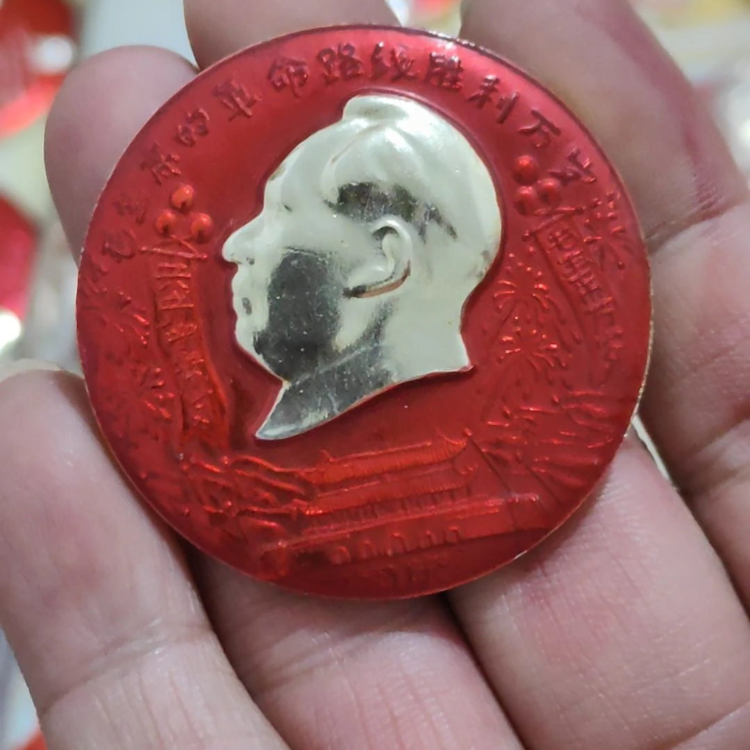 磨***砺其他普通金属圆形红色人物像章