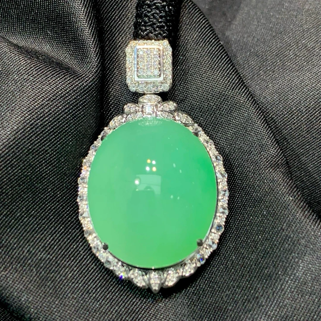 18k金镶嵌果阳绿蛋面吊坠气质绿色豪华时尚精致精美挂坠