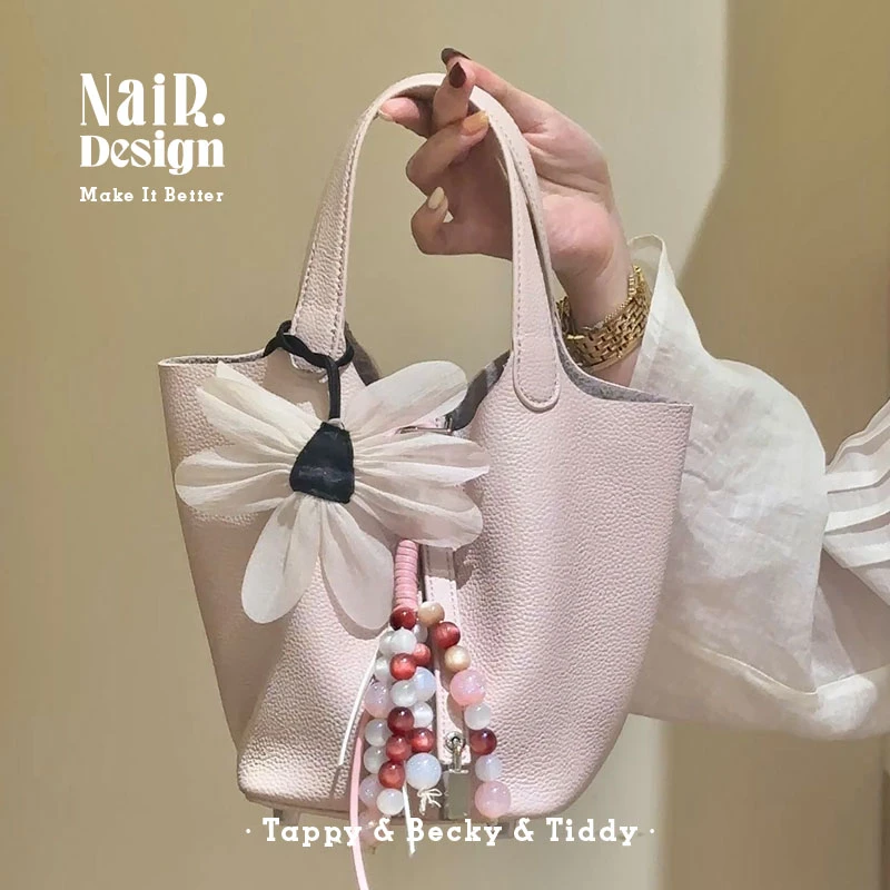 古莉奈尔梦幻白粉大号菜篮子头层牛皮轻奢通勤手提小众简约水桶包