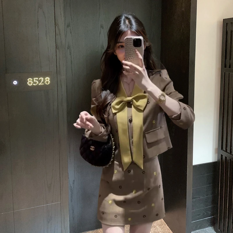 【琥珀松林】小香风轻奢重工时尚显瘦早秋新款蝴蝶结系带气质套装