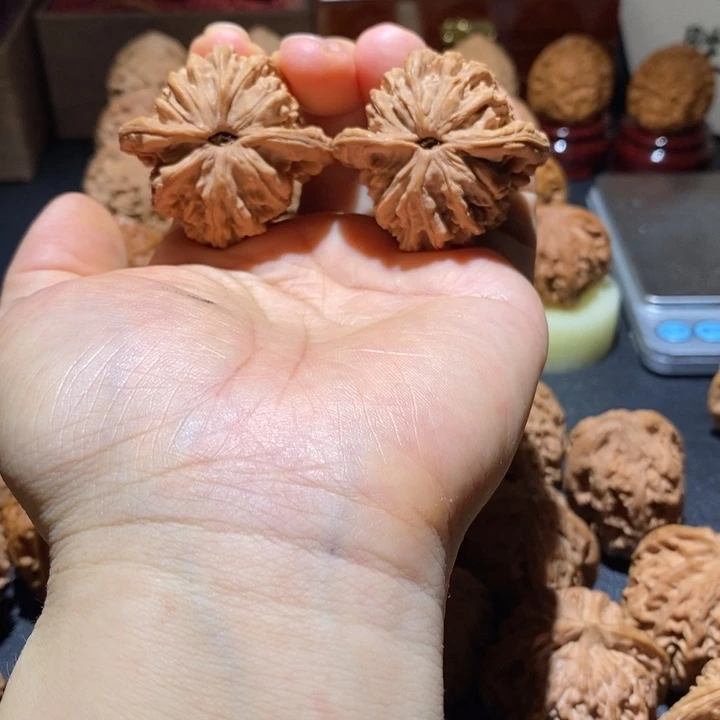 ****落文玩核桃吊坠麦穗虎头