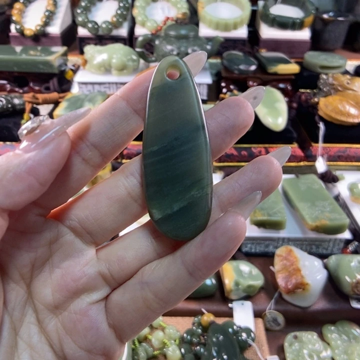 颈饰未镶嵌透闪石质玉