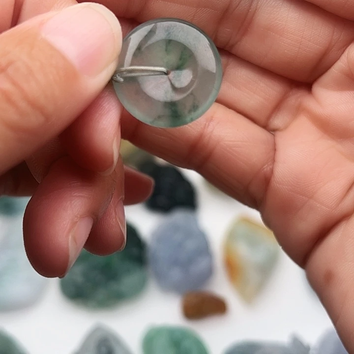 翡翠未镶嵌颈饰平安扣