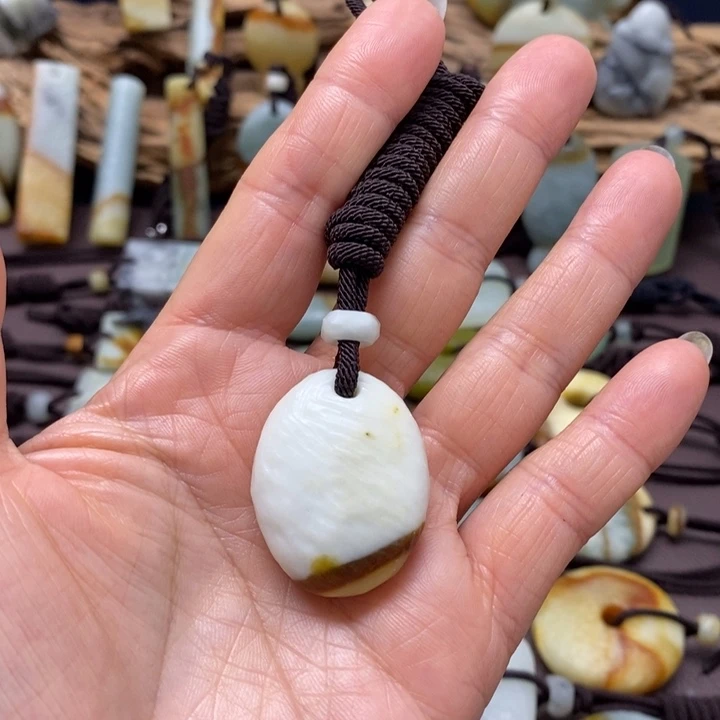 蛇纹石玉未镶嵌颈饰