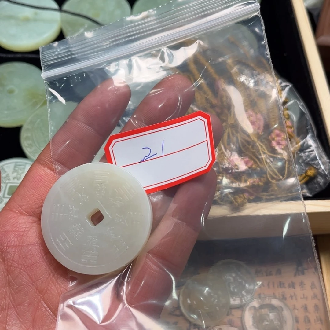 蛇纹石玉颈饰合金小**生