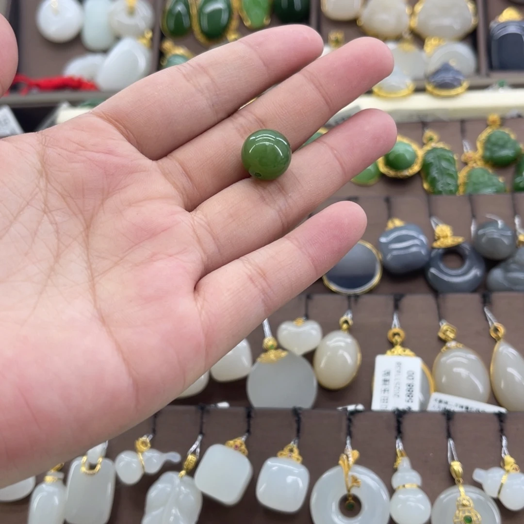 小***生和田玉未镶嵌颈饰