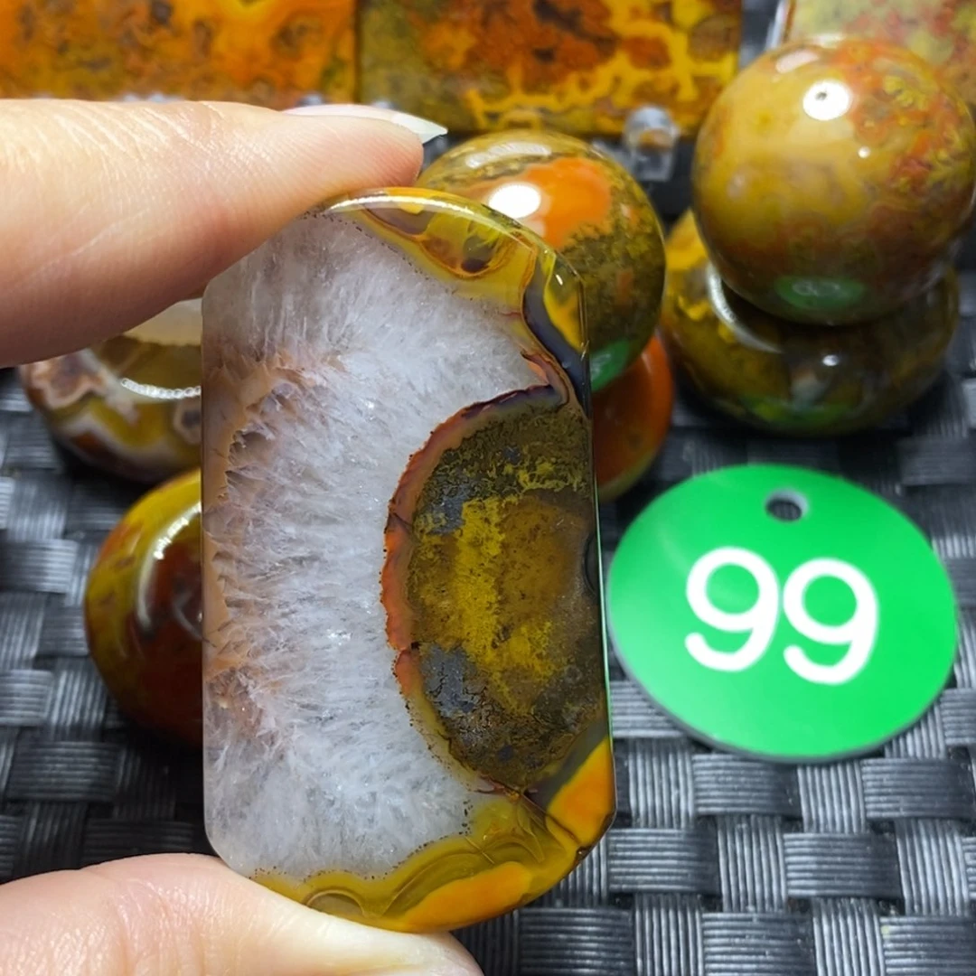 未镶嵌颈饰玛瑙/玉髓吕**?