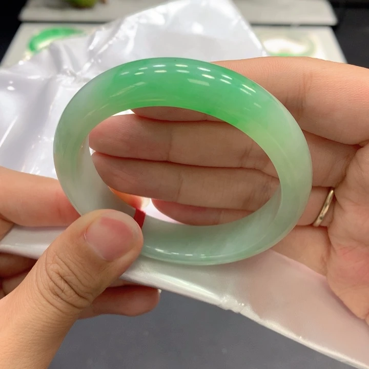 翡翠手镯未镶嵌翡翠