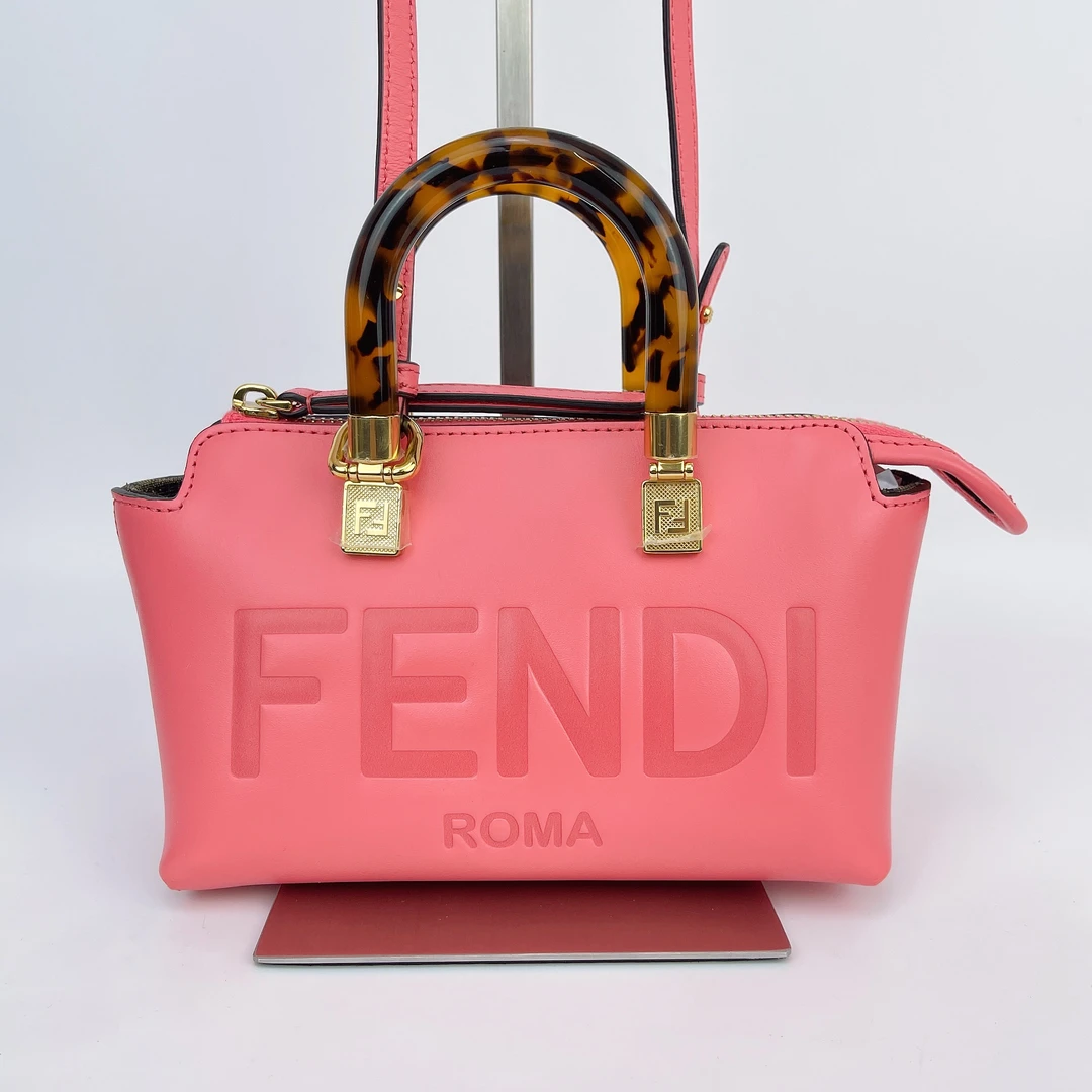 95新 FENDI/芬迪 fendi斜挎包底长18 M331