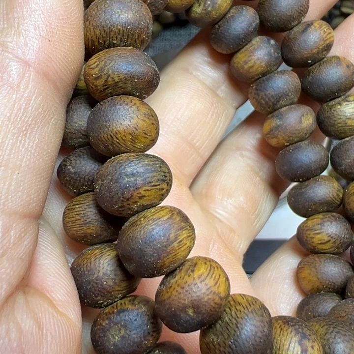 恭***喔沉香沉香碎屑沉浮老料乌身20克