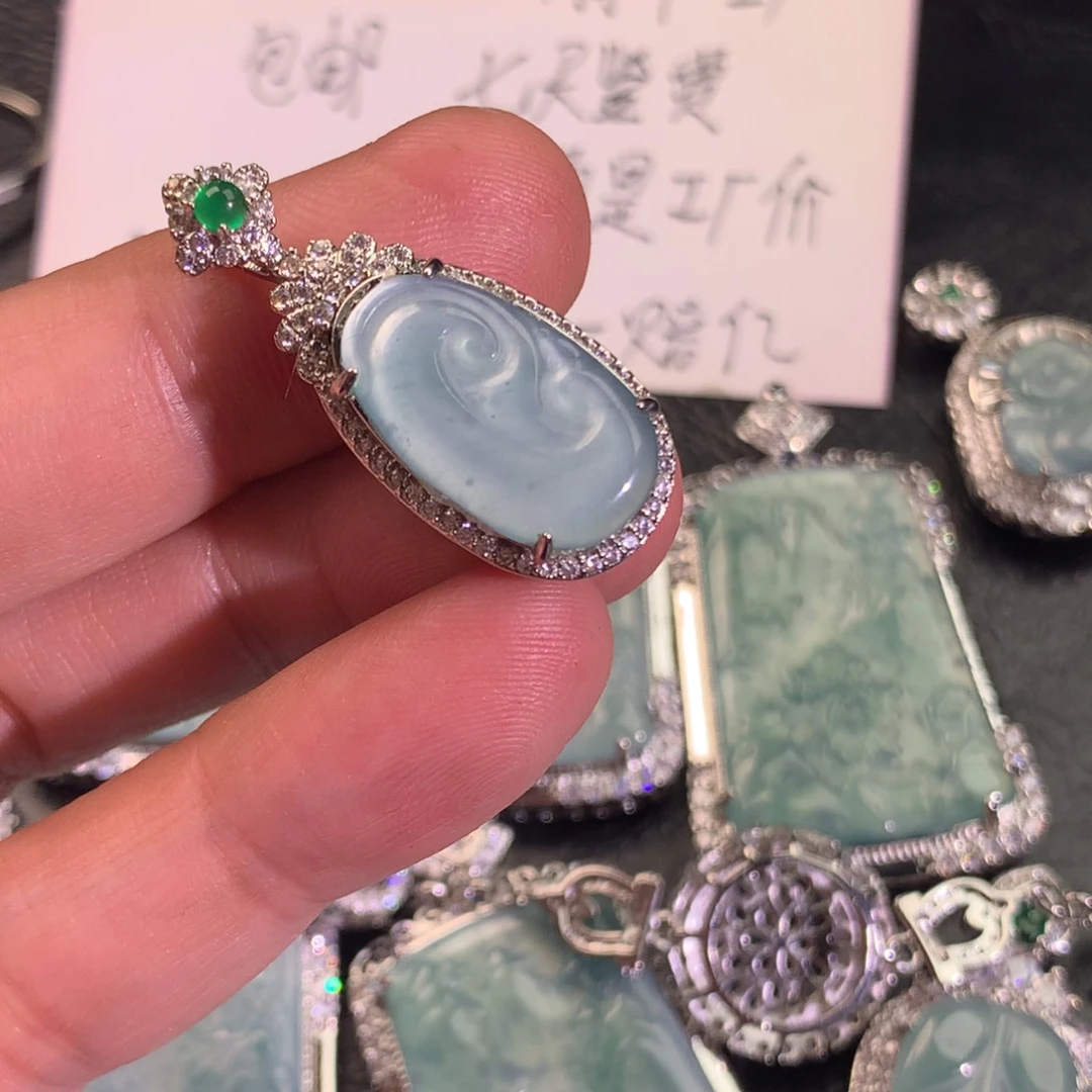翡翠颈饰未镶嵌如意