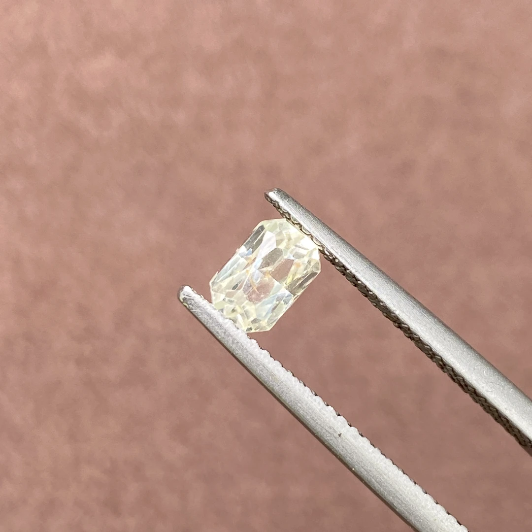 22C222 有烧白色蓝宝石 1.06克拉
