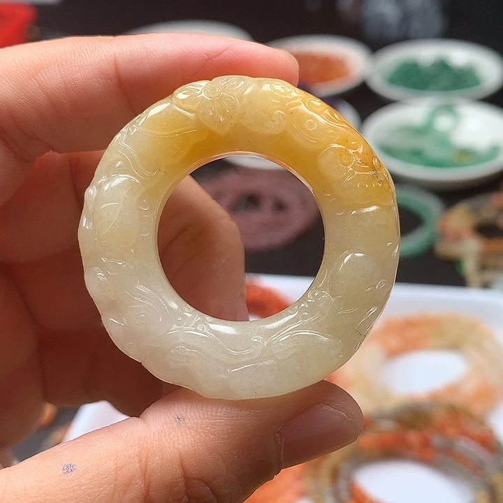 心***漆石英质玉未镶嵌颈饰