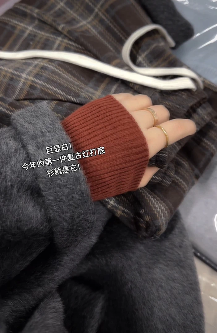 米蓝家名殿!巨显白~今年的第一件复古红打底衫就是它!060