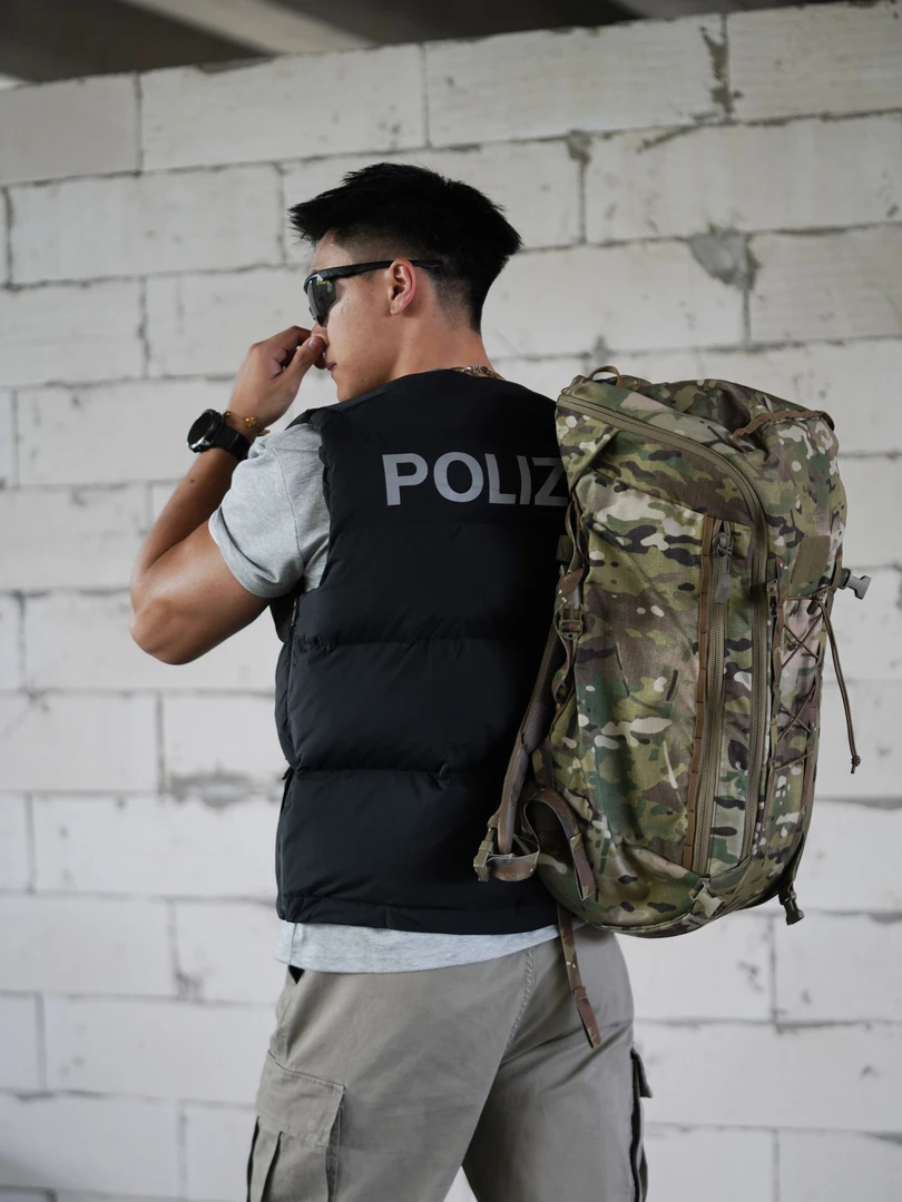 【破壳计划】“POLIZEI”美式硬朗战术休闲保暖反光字体合身版棉马甲