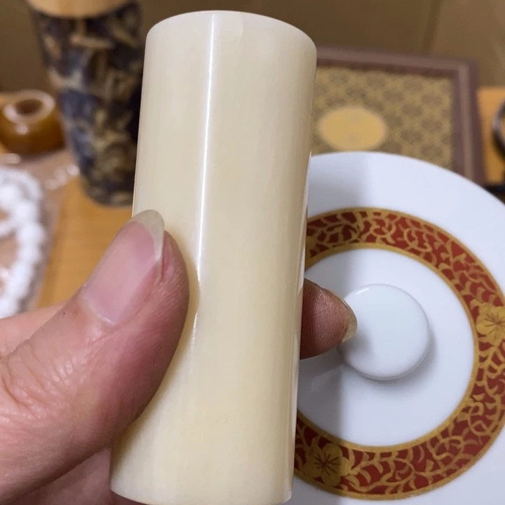 瓷片哈中工工艺品一件