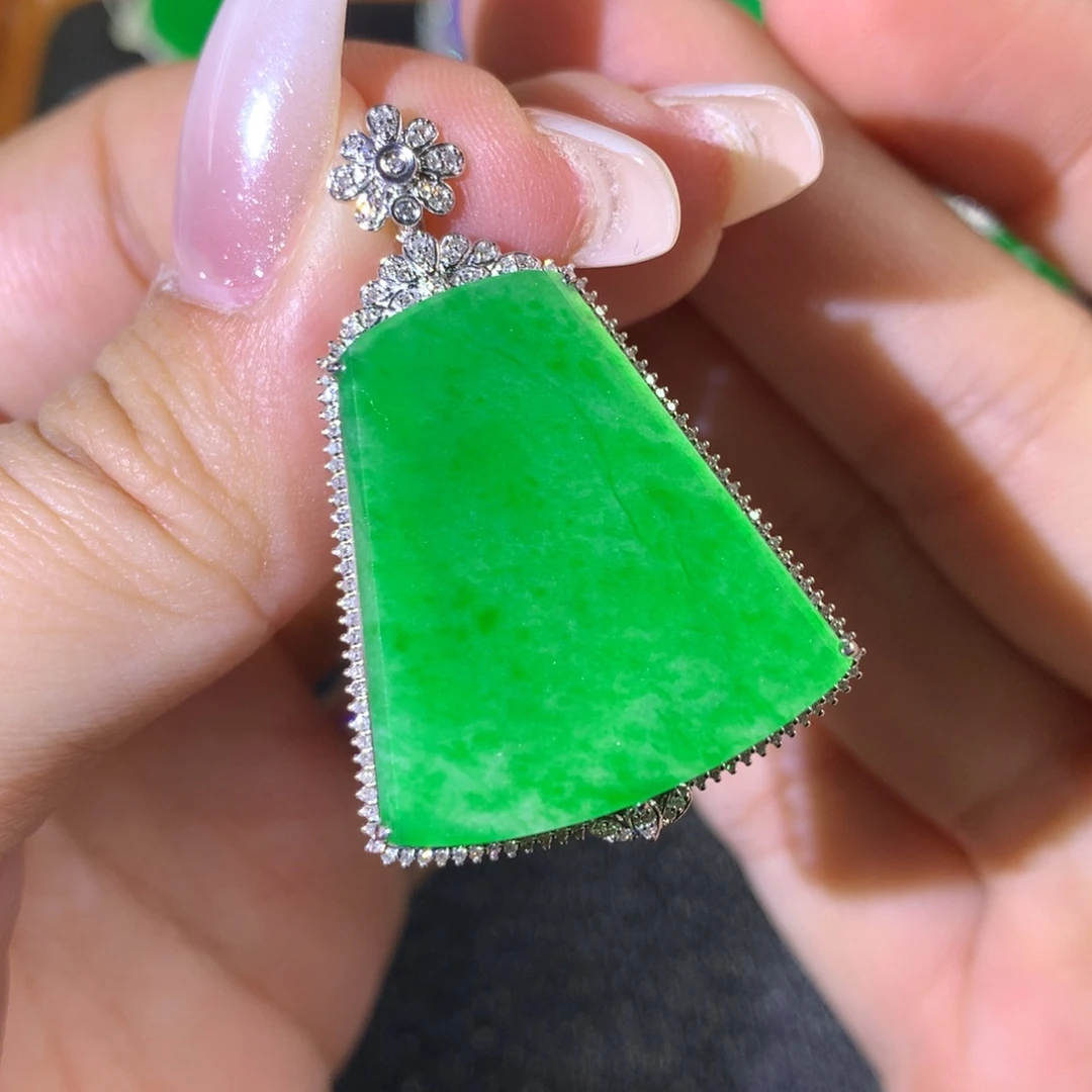 翡翠18K金镶嵌颈饰翡翠