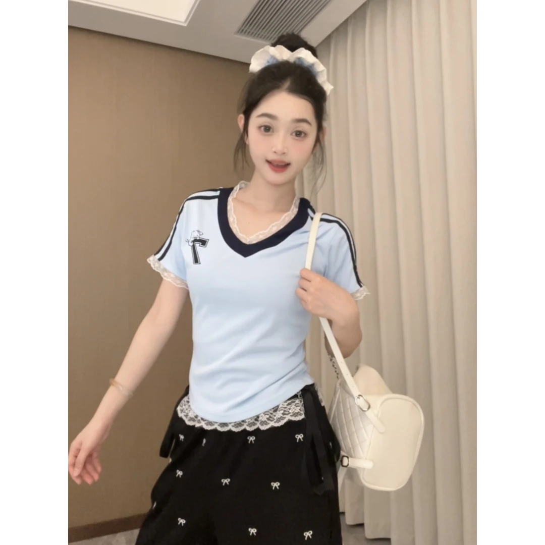 浅蓝色V领韩系蕾丝拼接字母设计夏季上衣修身短袖收腰显瘦正肩T恤