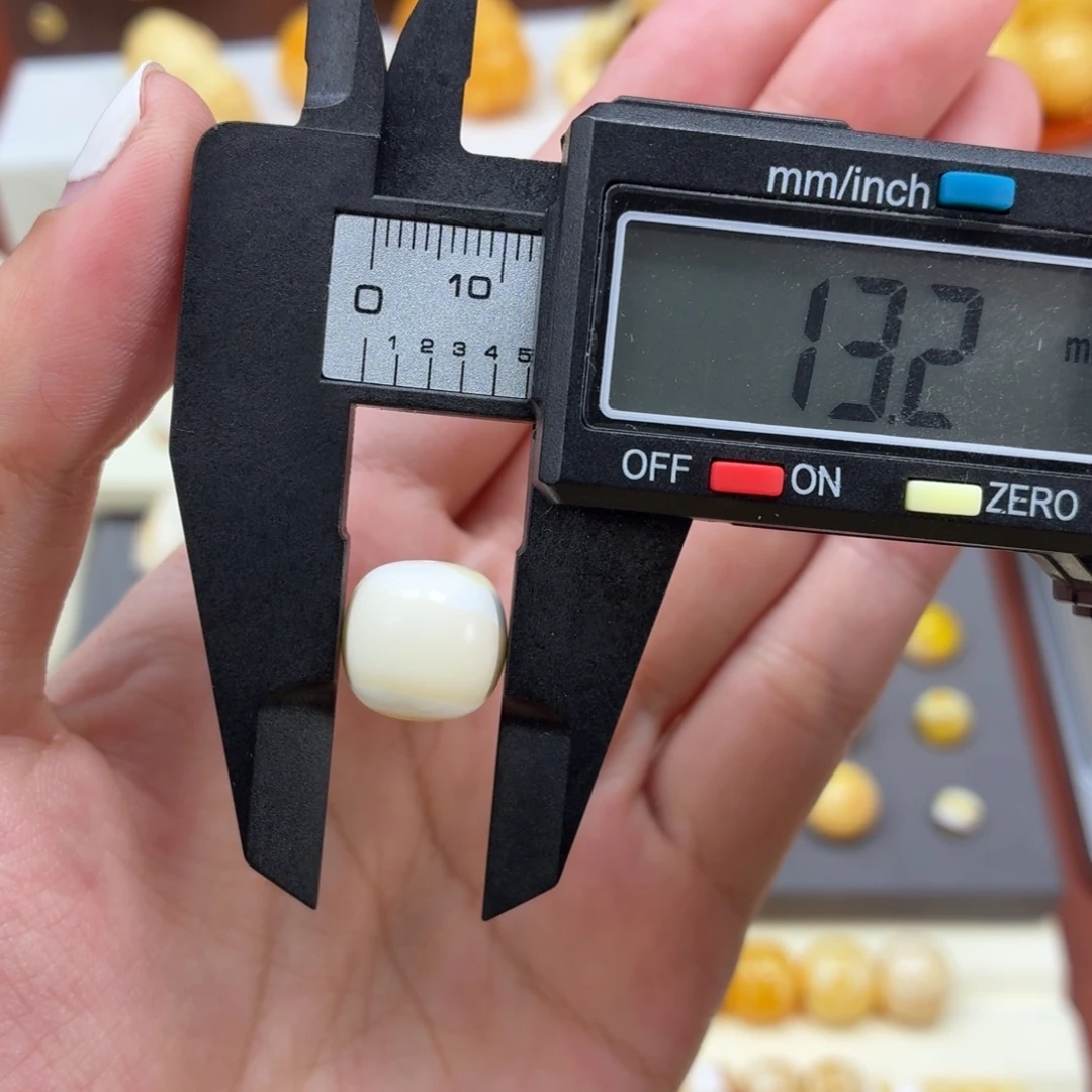 琥珀未镶嵌珠宝奇石乌料瓷白花老型13mm