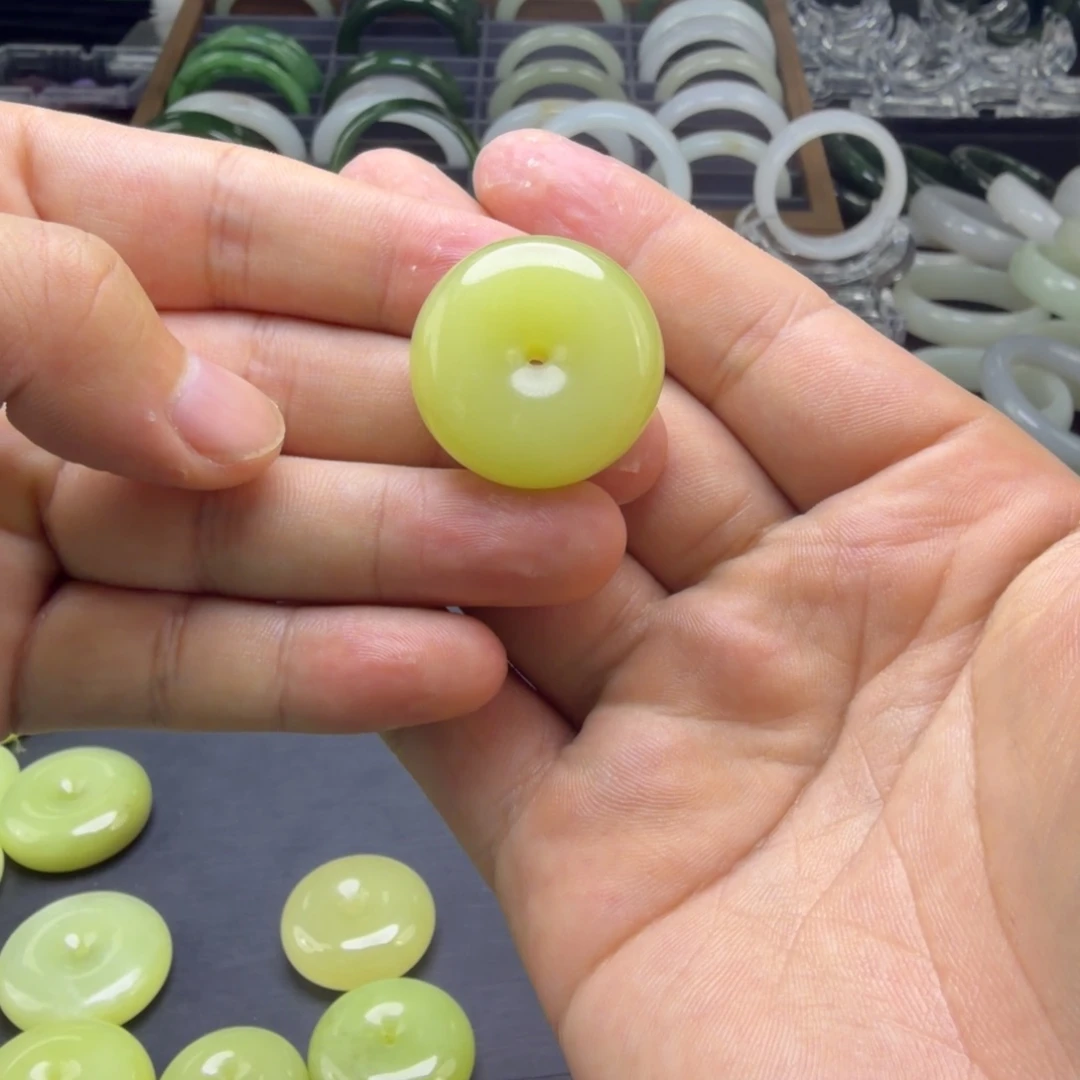 T***1和田玉未镶嵌手镯