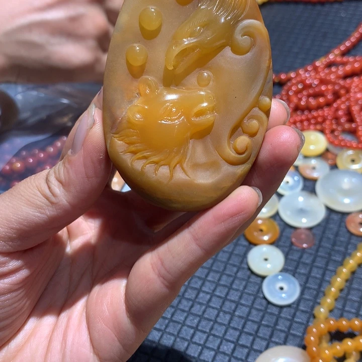 石英质玉(黄龙玉)未镶嵌颈饰