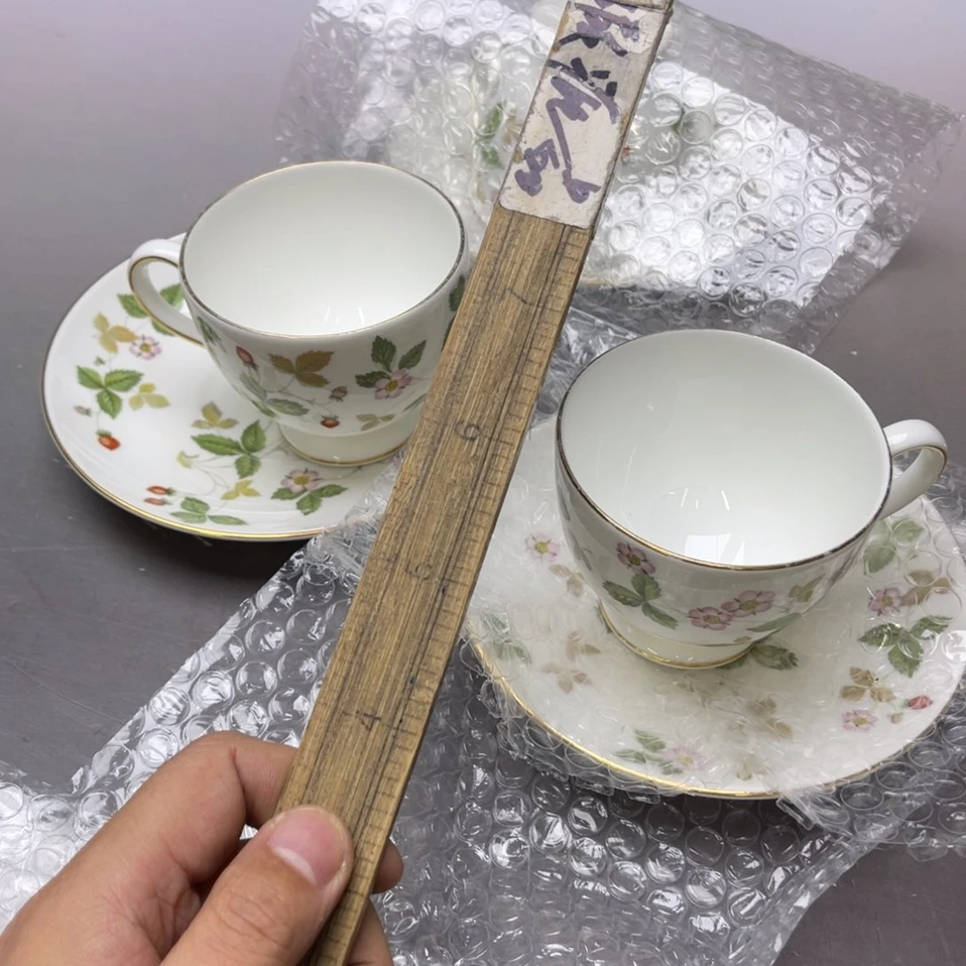 红***子瓷片密密麻麻地铺满一层