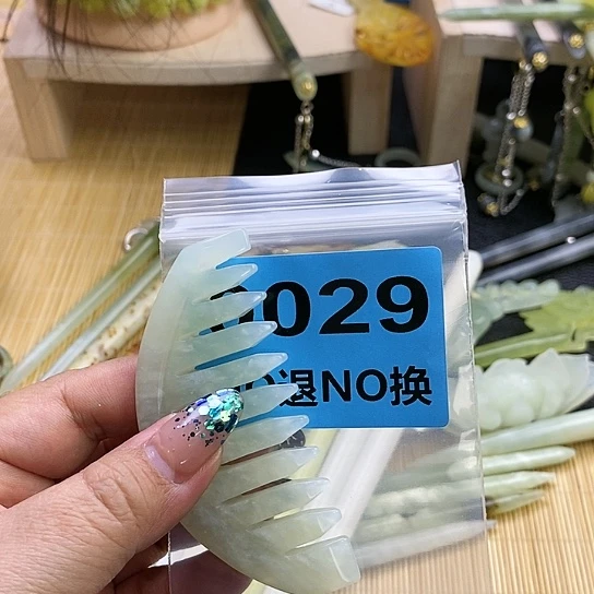 蛇纹石玉发簪未镶嵌雨****?