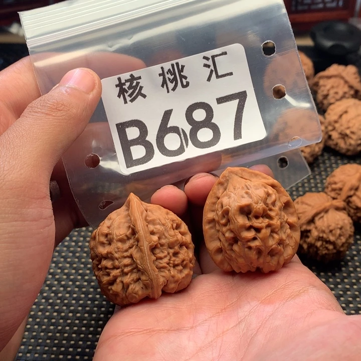 文玩核桃吊坠金钟塔