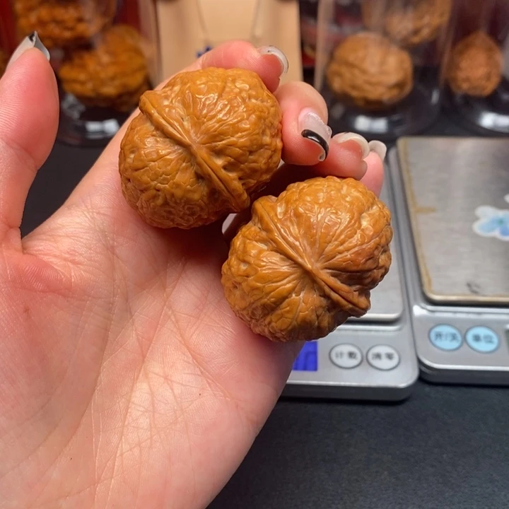 文玩核桃把件铁门墩