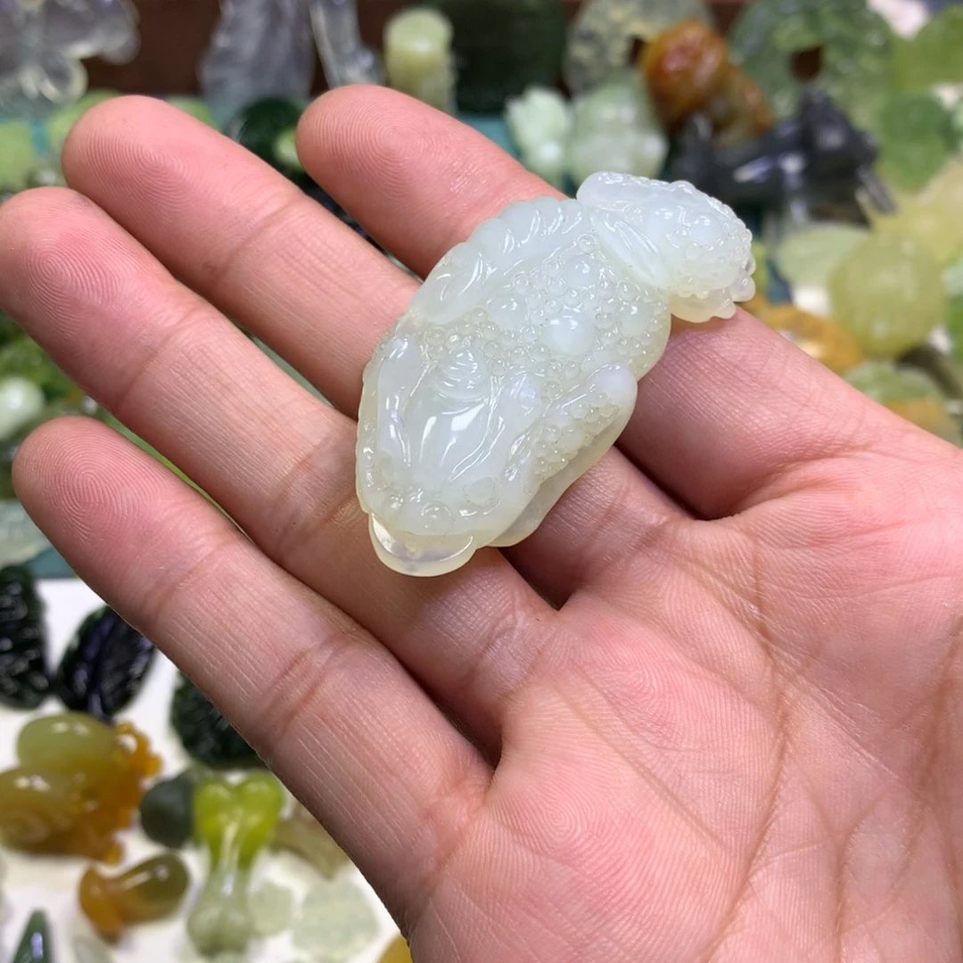 岫玉颈饰未镶嵌金蟾