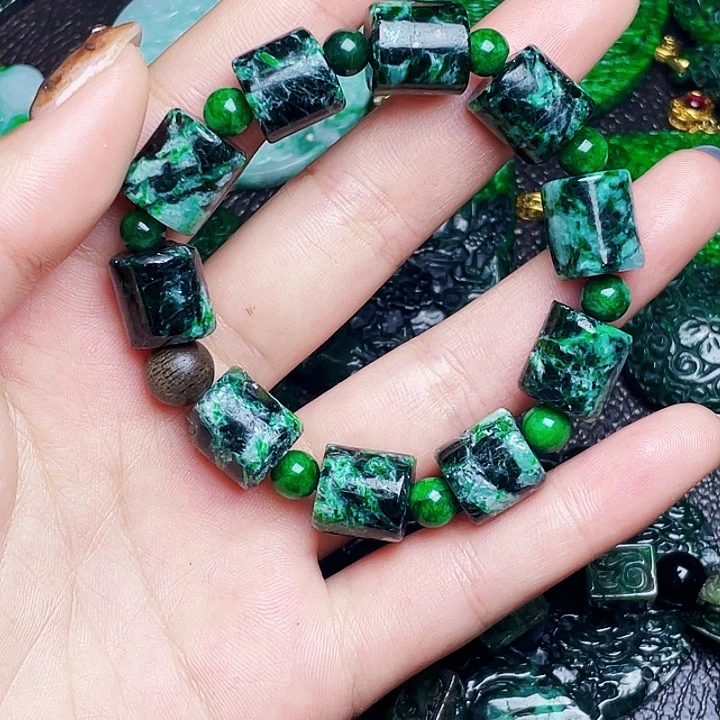 翡翠未镶嵌颈饰多样性