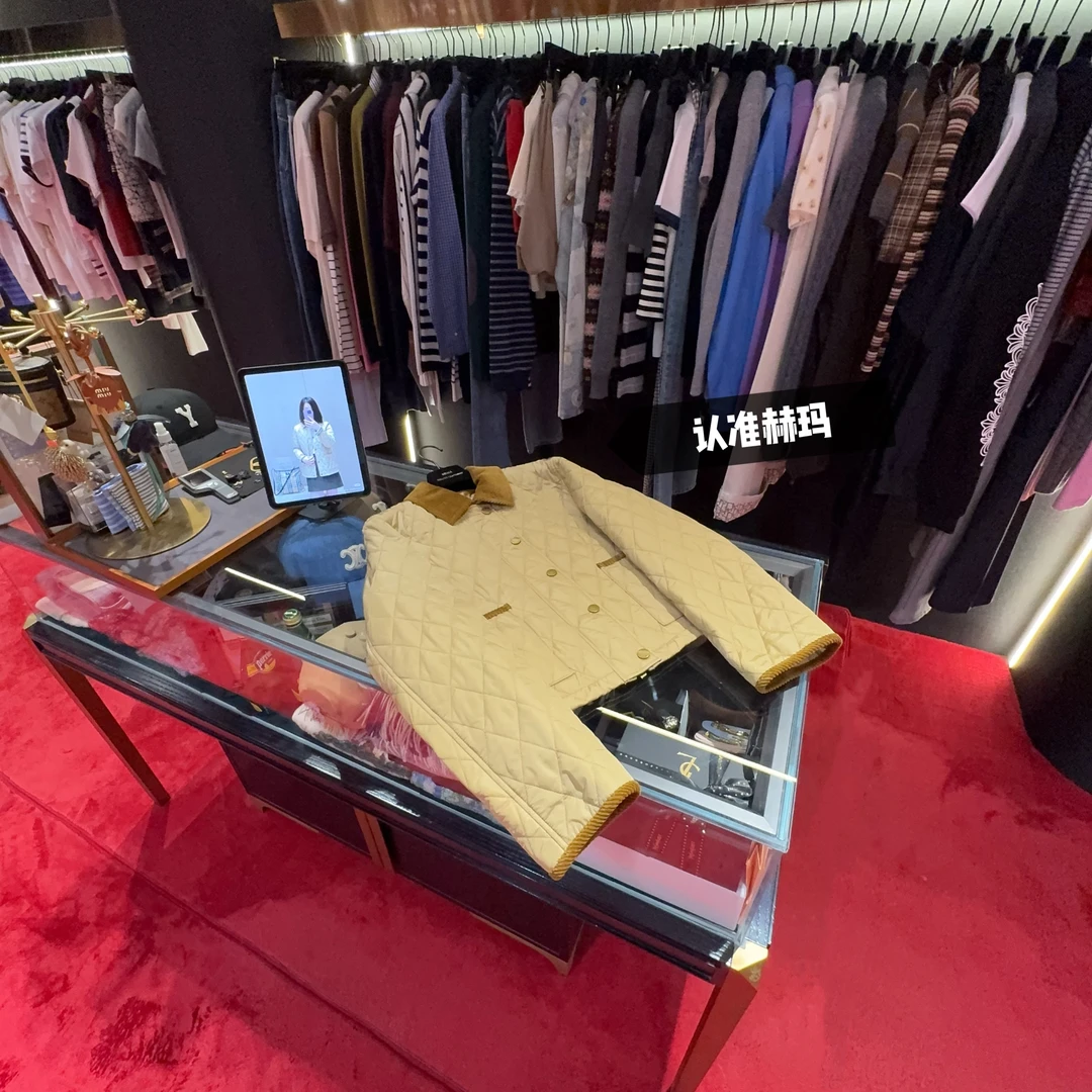 认准赫玛 FW25 卡其色翻领绗缝菱格绒领外套#1722上新