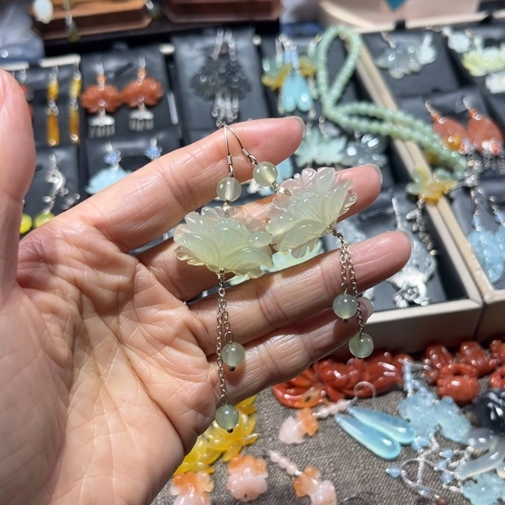 蛇纹石玉未镶嵌耳饰