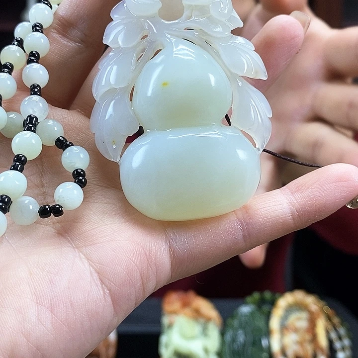 蛇纹石玉吊坠未镶嵌